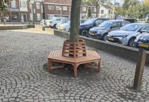 Nieuw bankje op het plein in Moergestel