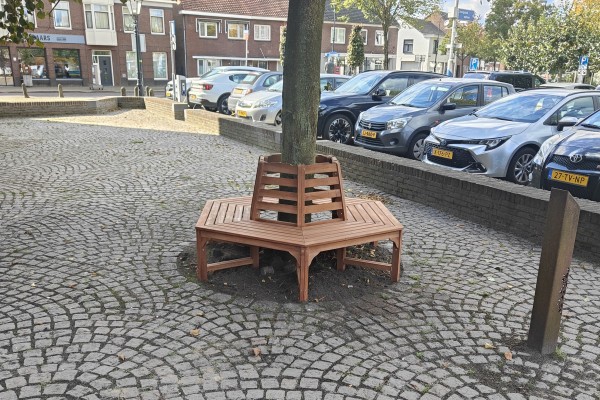 Nieuw bankje op het plein in Moergestel