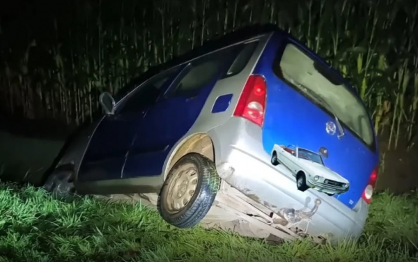 Brommobiel auto in de sloot tussen Haaren en Esch