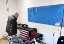 Wie helpt er mee bij de fietswerkplaats van Sociaal Huis Oisterwijk?