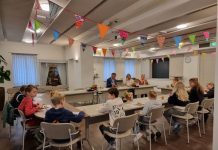 Haarense kinderen bij burgemeester Oisterwijk op schoolontbijt