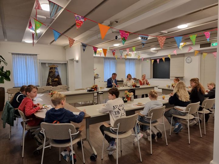 Haarense kinderen bij burgemeester Oisterwijk op schoolontbijt