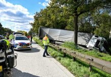 Spookrijdende vrachtwagen over fietspad in sloot langs N65 bij Oisterwijk (Update)
