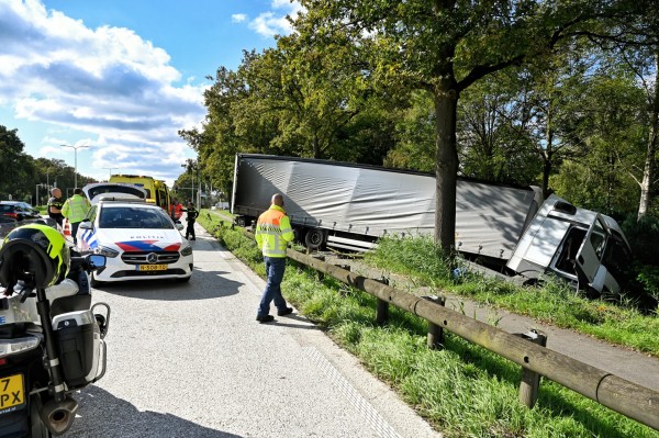 Spookrijdende vrachtwagen over fietspad in sloot langs N65 bij Oisterwijk (Update)