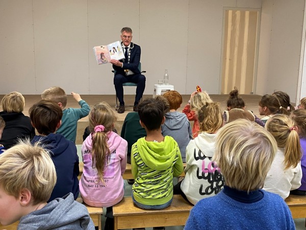 Burgemeester Oisterwijk leest voor in Week tegen Kindermishandeling