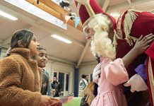 Sinterklaas brengt vreugde naar kinderen in AZC Oisterwijk