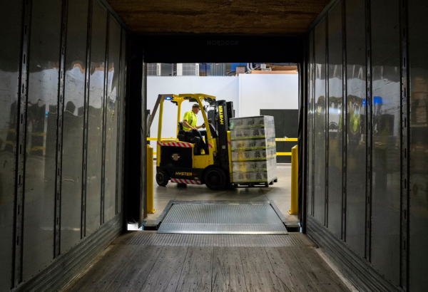 4 voordelen van een meeneemheftruck voor jouw logistiek *
