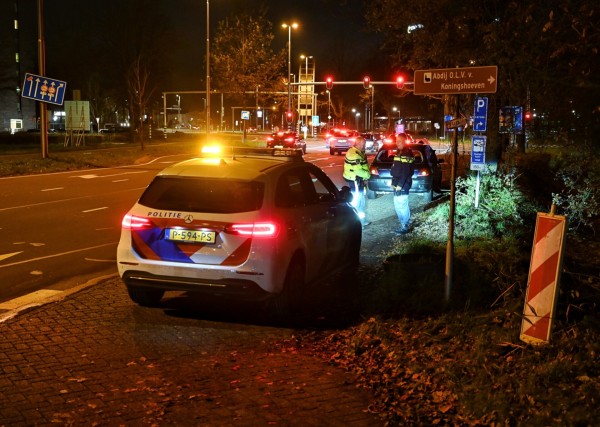 Man door Politie met getrokken wapens aangehouden na achtervolging
