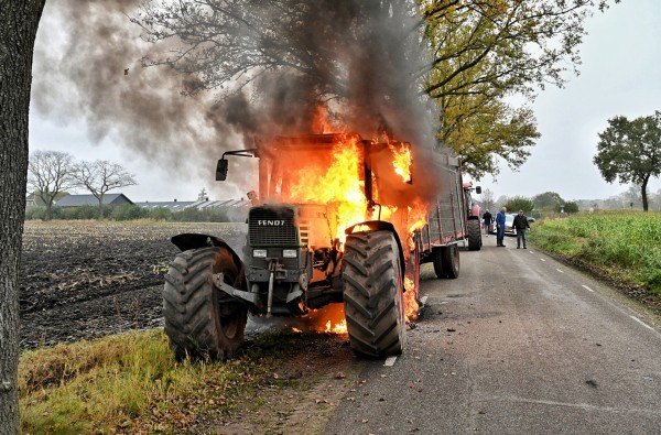 Tractor met veewagen volledig uitgebrand in Moergestel