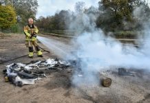 Brand boomstronken en kano in Oisterwijk