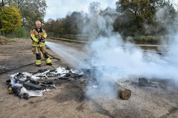 Brand boomstronken en kano in Oisterwijk
