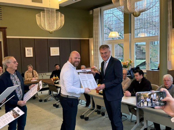 Petitie tegen voornemen sluiten centrum aangeboden aan burgemeester Oisterwijk