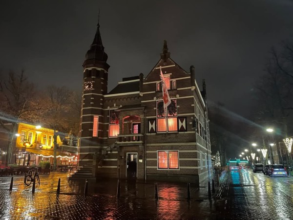 Het raadhuis kleurt oranje (Bron: Gemeente Oisterwijk). 