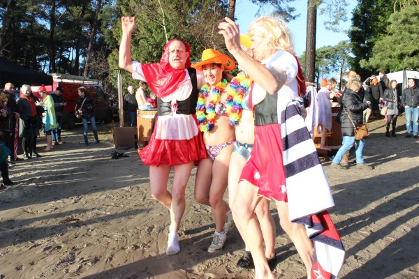 Doe mee met de enige echte Unox Nieuwjaarsduik Oisterwijk 2025!