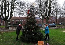 Een drankje in de wijk bij de kerstboom in de Waterhoef