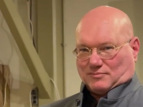 n.iemand komt een boek signeren *