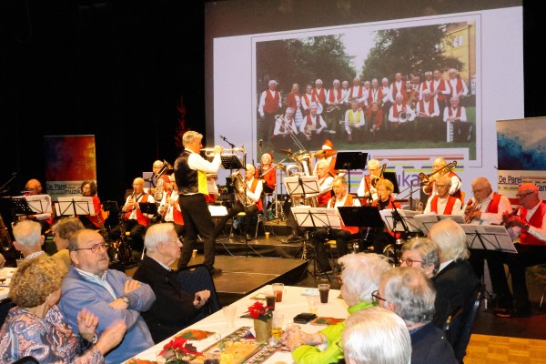 Kerstviering voor senioren 70 jaar een begrip in Oisterwijk (+ filmpjes!)