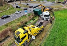 Weer buitenlandse chauffeur met vrachtwagen vast in bocht Heukelom