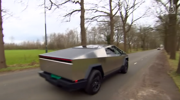 Rapper Kosso rijdt illegaal rond met Tesla Cybertruck (Update)