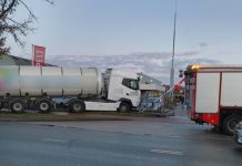 Vrachtwagen ontspoort op industrieterrein Oisterwijk