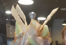 Vier dames genieten van gewonnen high tea