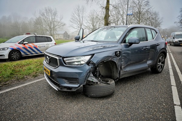 Politiewagen met spoed botst op auto in Oisterwijk (Update)