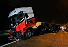 Vrachtwagen gekanteld op A58 Moergestel Tilburg