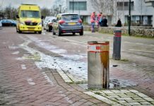 Auto botst op beweegbare wegblokkering in Oisterwijk