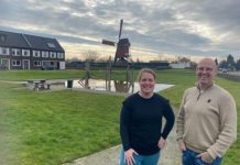 Gemeente plaatst speeltoestel met voeten in een waterbassin