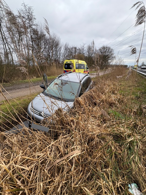 Auto in de sloot langs A58 Moergestel