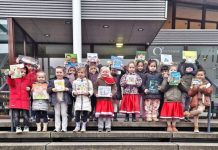 Leerlingen Basisschool De Tovervogel verkennen bibliotheek Oisterwijk