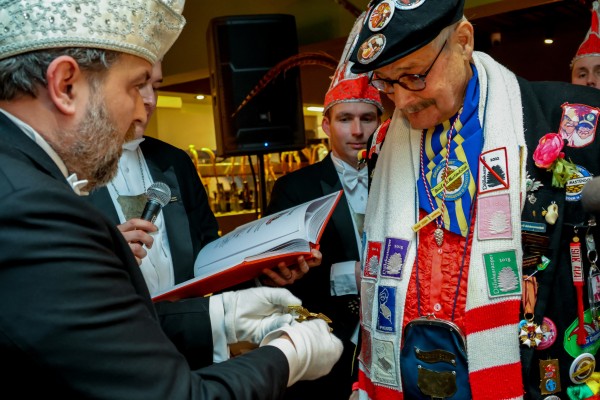 Carnaval 2025 gestart met Grootkruis voor Jan de Bresser