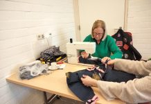 De terugkeer van de naald en draad: waarom steeds meer mensen hun kleding zelf repareren *