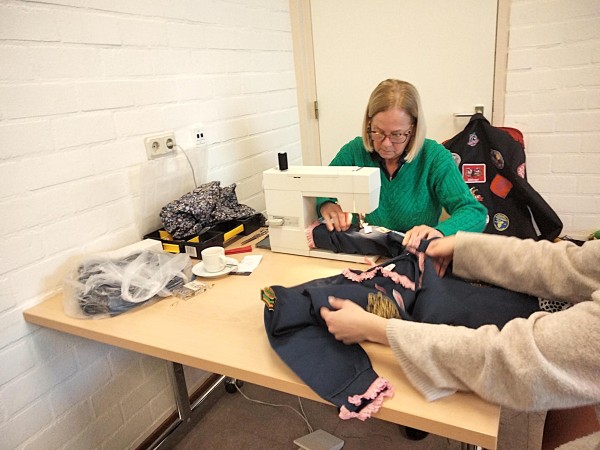 De terugkeer van de naald en draad: waarom steeds meer mensen hun kleding zelf repareren *