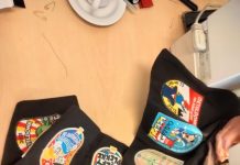 Embleempjes naaien bij repaircafé Pannenschuur was enorm succes