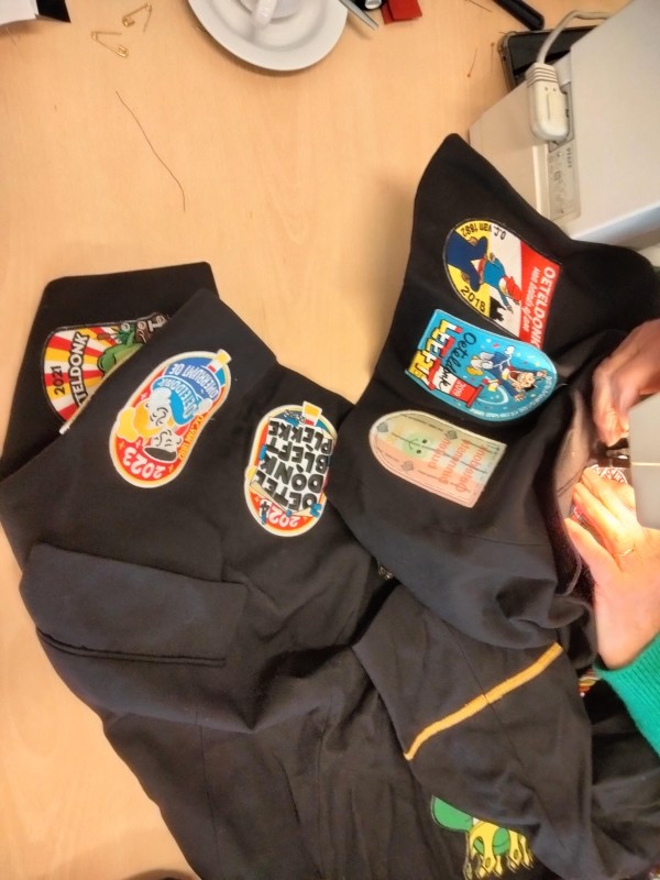 Embleempjes naaien bij repaircafé Pannenschuur was enorm succes