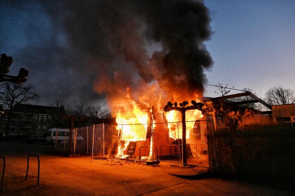 Uitslaande brand bij mobiel kantoor in Oisterwijk