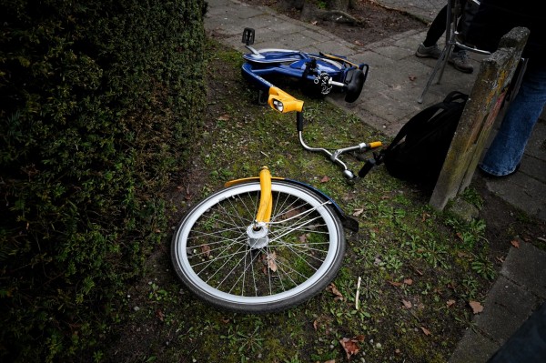 Fiets breekt in drie stukken bij aanrijding