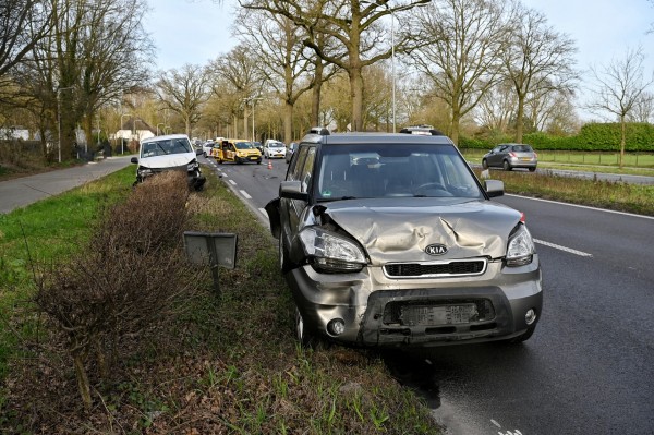 Drie auto’s botsen in kop staart op N65 bij Oisterwijk