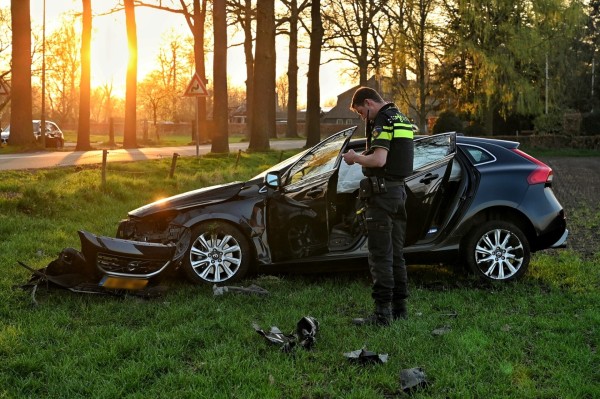 Auto botst tegen boom in Moergestel