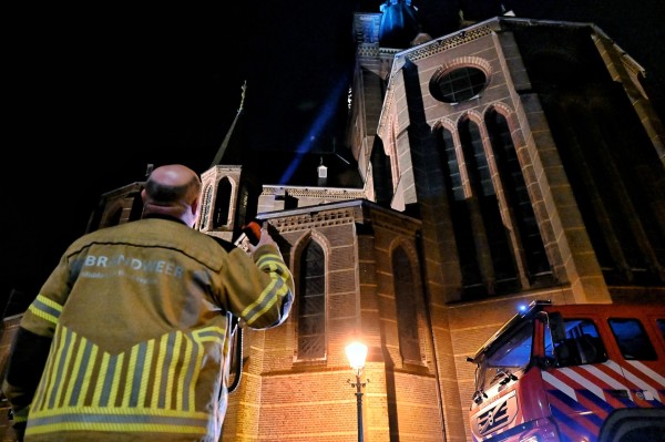 Spannende avond na brandlucht in Petruskerk