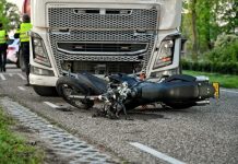 Motorrijder zwaargewond na frontale botsing met vrachtwagen