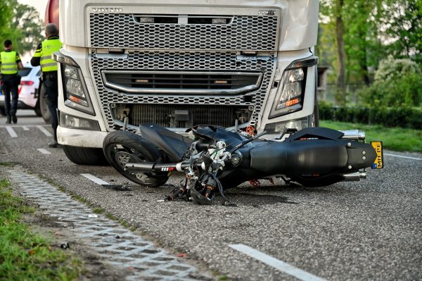 Motorrijder zwaargewond na frontale botsing met vrachtwagen