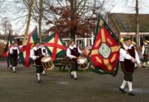 Gilde brengt vendelgroet en donatie naar Sociaal Huis Oisterwijk