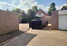 Afvalcontainer gedumpt op doorgang parkeerplaats