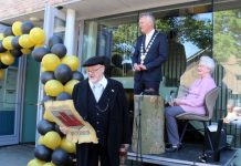 Stadsomroeper en Fia openen samen met burgemeester de nieuwe Coppele