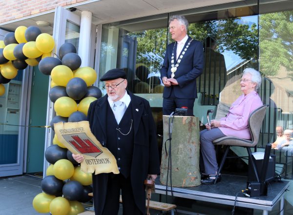 Stadsomroeper en Fia openen samen met burgemeester de nieuwe Coppele