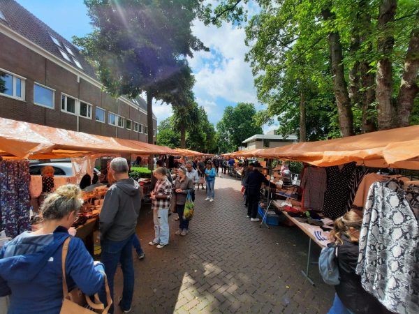 Grote rommelmarkt in Oisterwijk op Tweede Pinksterdag