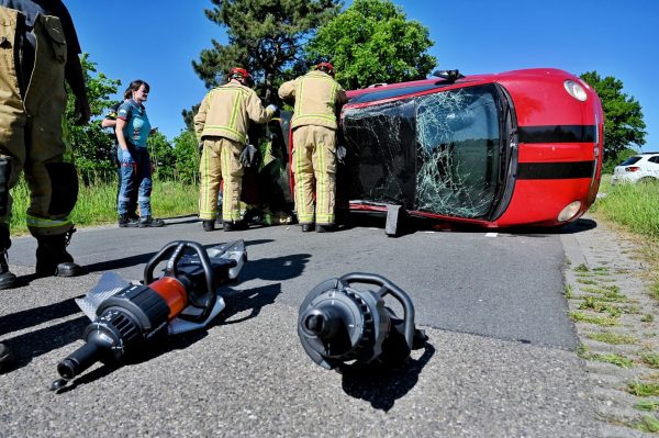 Auto op zijkant na botsing tussen Oisterwijk en Oirschot