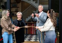 Burgemeester knipt lintje door bij Oisterwijks hotel Bent